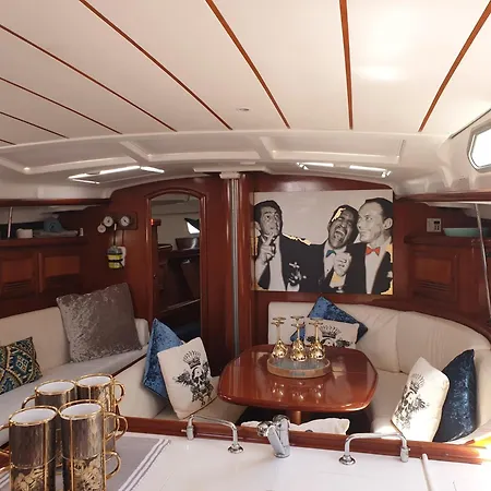 Botel Luxury Yacht 